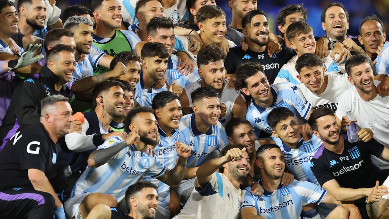 Los jugadores de Racing celebran tras ganar la semifinal del Torneo Clausura 2025 de la Liga Profesional de Fútbol Argentino entre Boca Juniors y Racing en el Estadio La Bombonera en Buenos Aires el 7 de diciembre de 2025. (Foto de ALEJANDRO PAGNI / AFP)