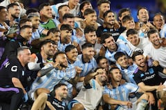 Los jugadores de Racing celebran tras ganar la semifinal del Torneo Clausura 2025 de la Liga Profesional de Fútbol Argentino entre Boca Juniors y Racing en el Estadio La Bombonera en Buenos Aires el 7 de diciembre de 2025. (Foto de ALEJANDRO PAGNI / AFP)