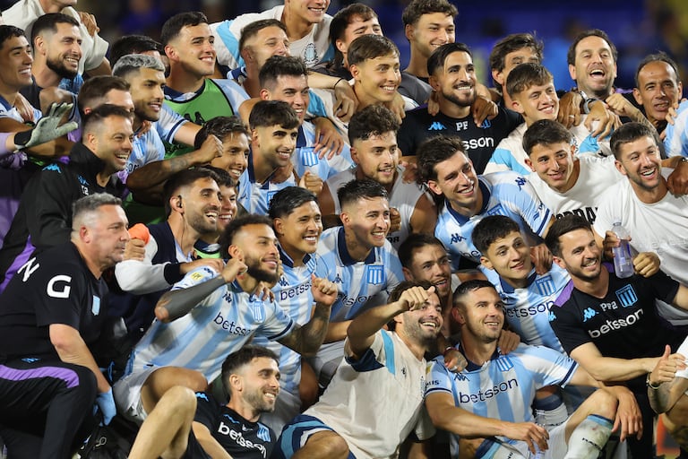 Los jugadores de Racing celebran tras ganar la semifinal del Torneo Clausura 2025 de la Liga Profesional de Fútbol Argentino entre Boca Juniors y Racing en el Estadio La Bombonera en Buenos Aires el 7 de diciembre de 2025. (Foto de ALEJANDRO PAGNI / AFP)