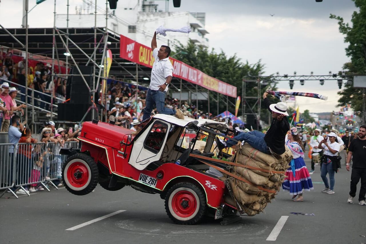 Carrozas y carros antiguos realizaron maniobras que captaron la atención del público, combinando creatividad, destreza y tradición en cada presentación.