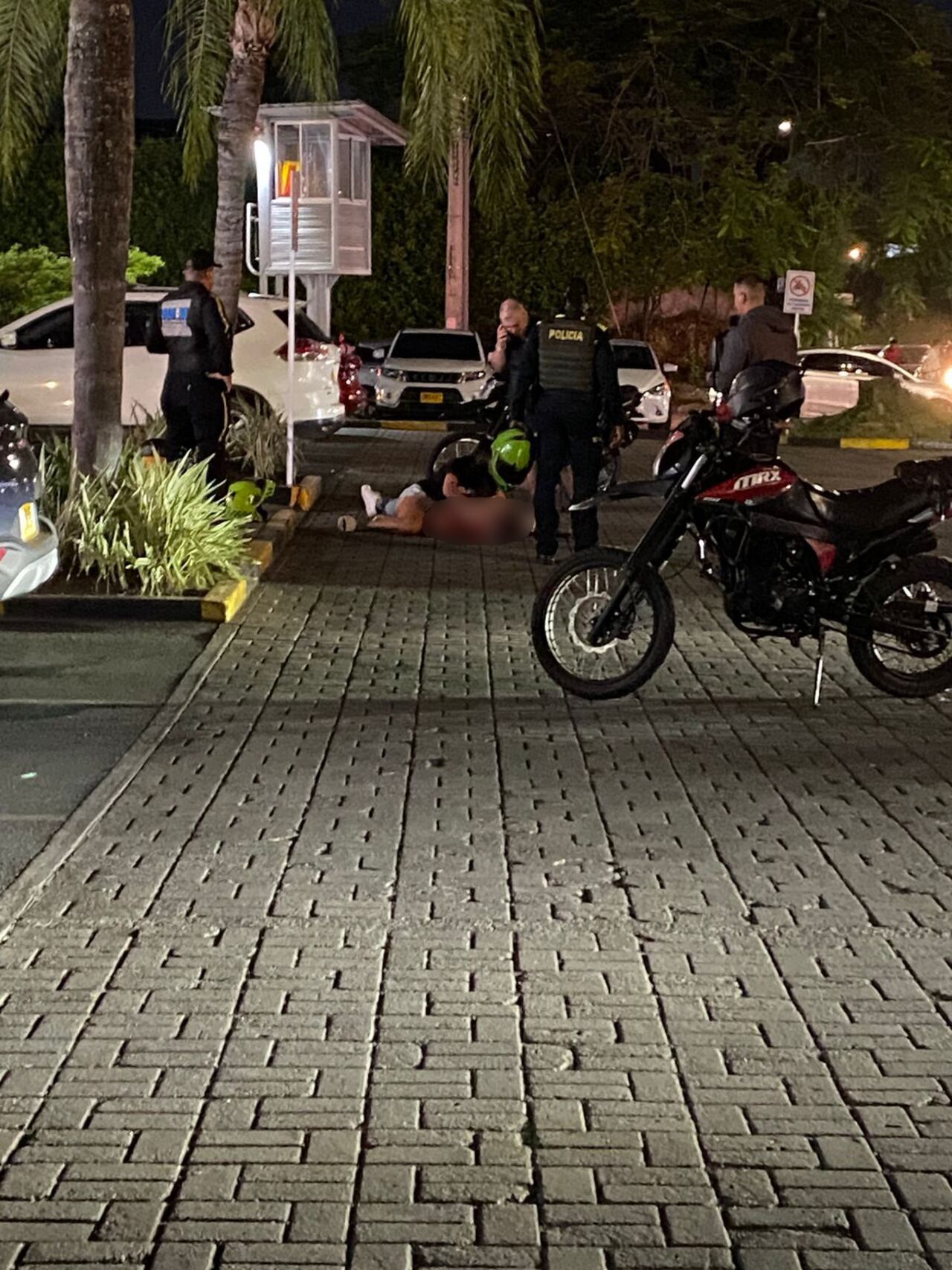 Autoridades haciendo el levantamiento del cuerpo de la víctima que fue asesinada en Pance.