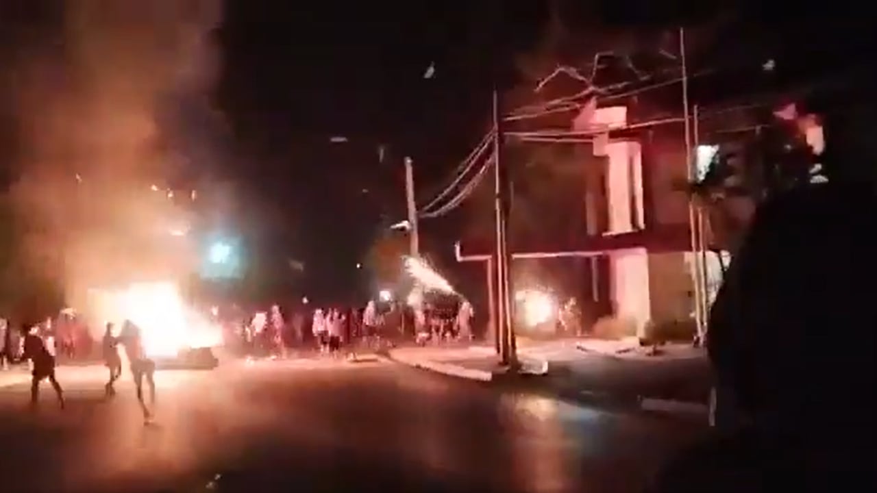 Manifestantes incendian sede del Partido Comunista en Cuba.