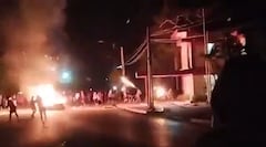 Manifestantes incendian sede del Partido Comunista en Cuba.