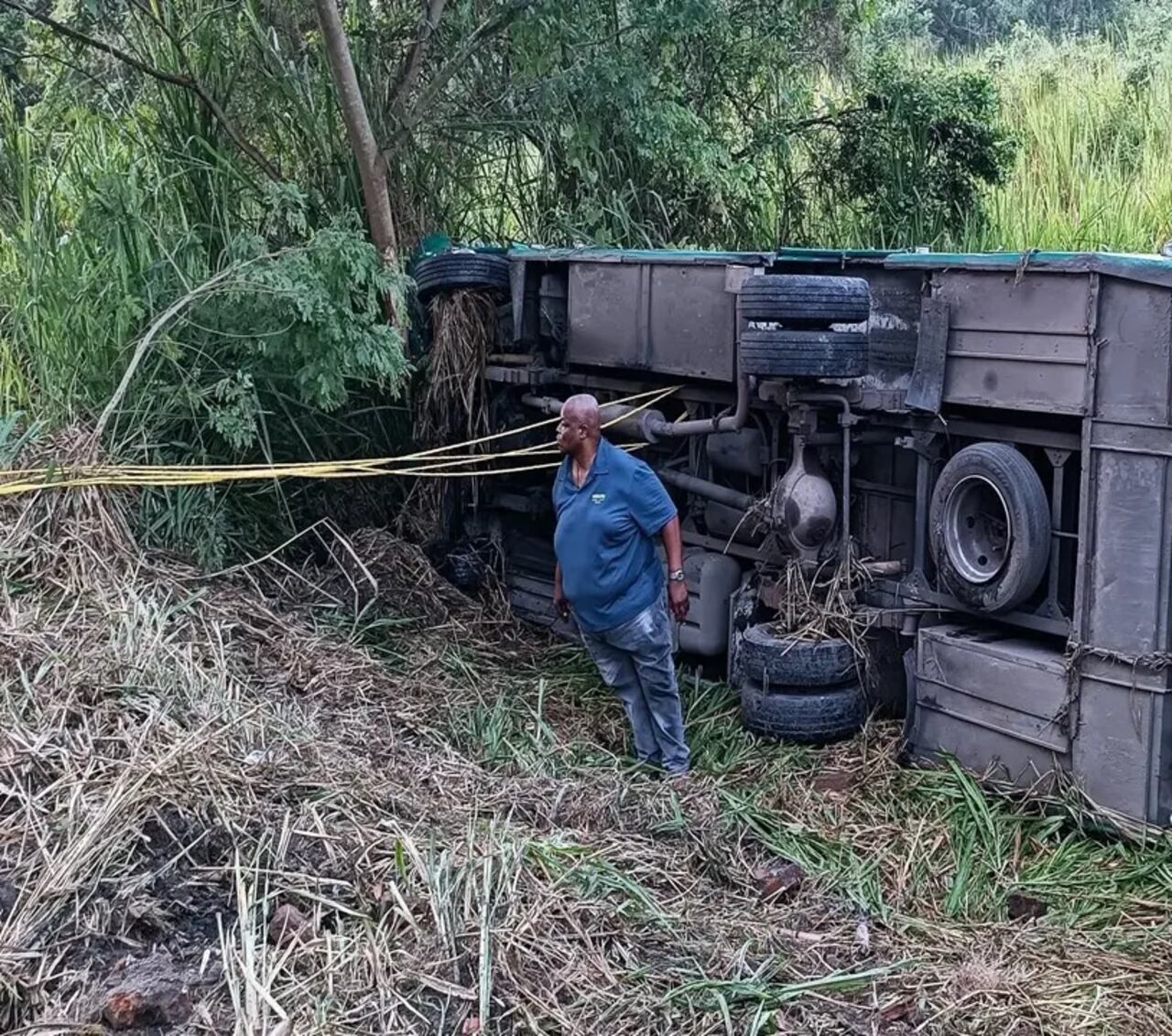 La buseta donde laboraba Luis Hernán González terminó volcada a un costado de la carretera, indicaron los testigos.