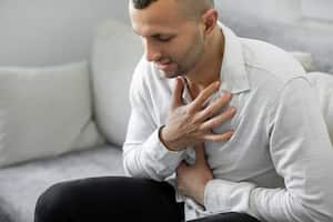 La acidez estomacal puede presentarse por el consumo de determinados alimentos, medicamentos o bebidas alcohólicas, entre otras razones.