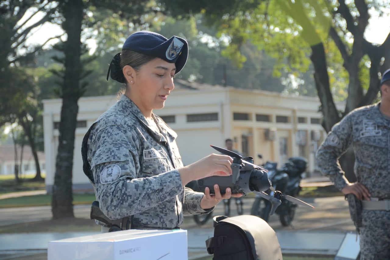 Entrega de drones a la Base Marco Fidel Suárez en Cali.