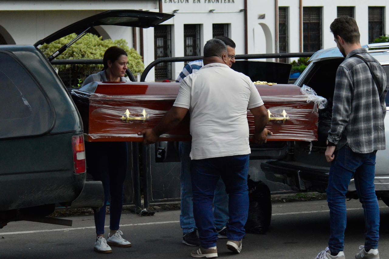 Hombres cargan un ataúd frente al Centro Nacional de Atención Fronteriza , en el puente internacional Simón Bolívar, en Cúcuta, Colombia, fronterizo con Venezuela, un día después del derrocamiento del dictador venezolano, Nicolás Maduro.