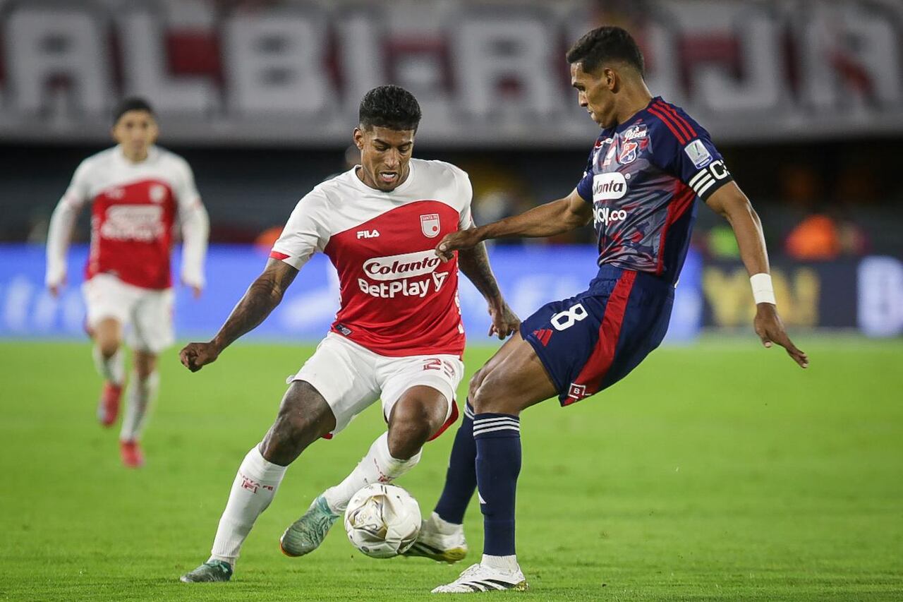 Imagen del partido de ida de la final del primer semestre de la Liga colombiana 2025, entre Santa Fe y Medellín.