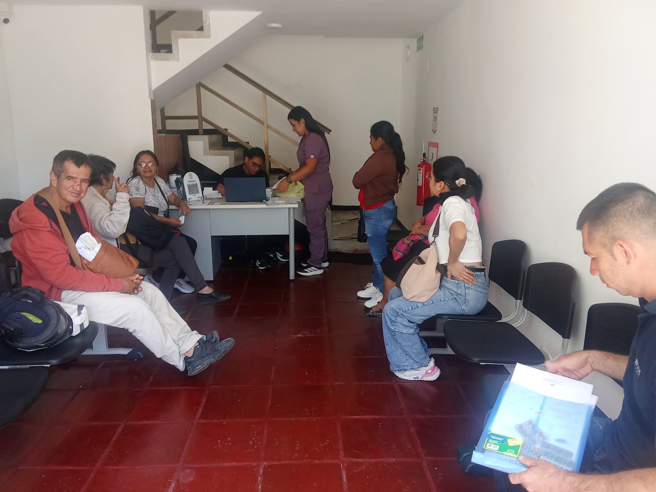 Adultos mayores y pacientes con tratamientos en curso llegan diariamente a la sede de la Fundación Integral Gestión buscando medicamentos que les permitan continuar con sus terapias.