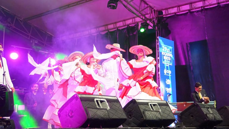 El acto inaugural contó con presentaciones de teatro y danza en la tarima Canto a Palmira.