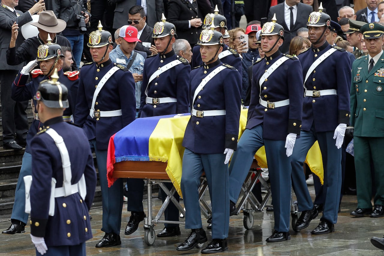 Miembros de la guardia Presidencial trasladaron el cuerpo de Miguel Uribe hasta la Catedral. (Photo by Andrea ARIZA / AFP)