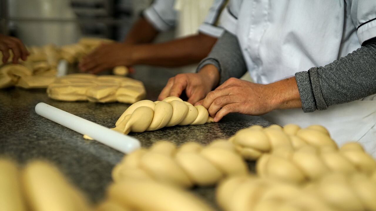 Pese a que en muchas ciudades de Colombia hay panaderías en cada esquina, el consumo de este producto tradicional se ha mantenido estable en los últimos años. Foto Jorge Orozco.
