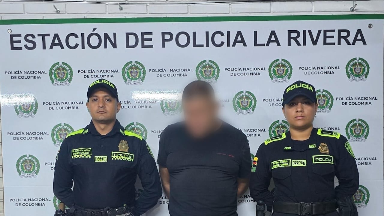 El agente de tránsito de 54 años al momento de su captura y traslado a la Fiscalía para responder por los delitos de intimidación, violencia intrafamiliar y agresión a servidor público.
