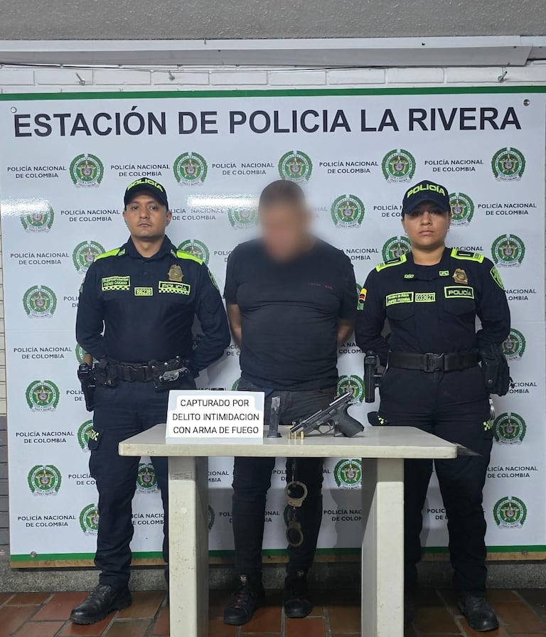El agente de tránsito de 54 años al momento de su captura y traslado a la Fiscalía para responder por los delitos de intimidación, violencia intrafamiliar y agresión a servidor público.