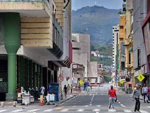 Luego de más de dos días de cierres viales paulatinos en el centro de Cali, las autoridades entregaron un balance positivo de la situación, haciendo que los alrededores de la Plaza de Cayzedo se convierta en un espacio peatonal para el disfrute de los caleños días previos y durante la COP16. Fotos Raúl Palacios / El Pais.