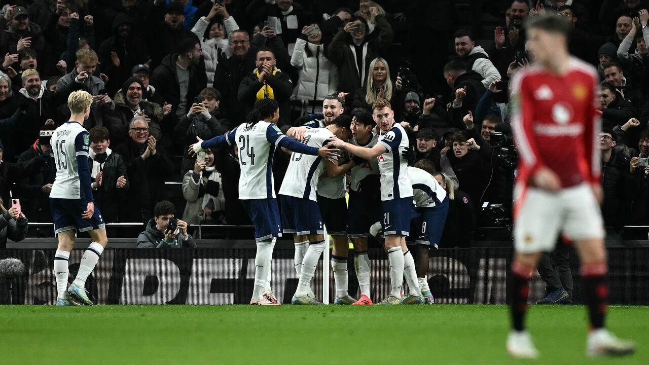 El delantero surcoreano #07 del Tottenham Hotspur, Son Heung-Min, es acosado por sus compañeros después de anotar el cuarto gol del equipo.