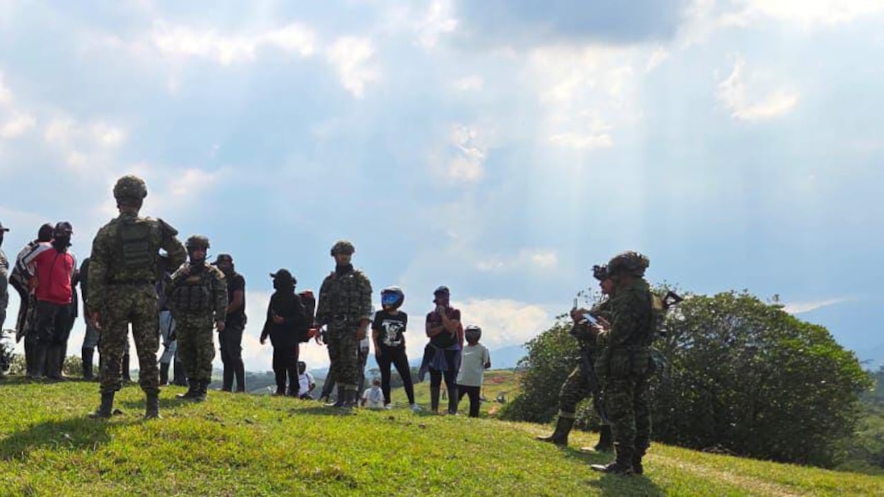 En la más reciente invasión hubo cerca de 200 personas hostigando a los miembros de la Fuerza Pública.
