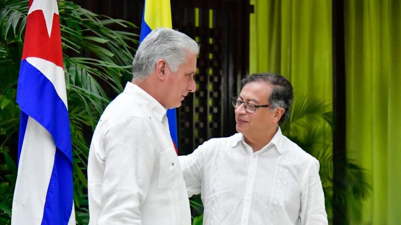 Gustavo Petro y su homólogo, Miguel Díaz - Canel, en medio de la mesa de diálogo con el ELN en Cuba.