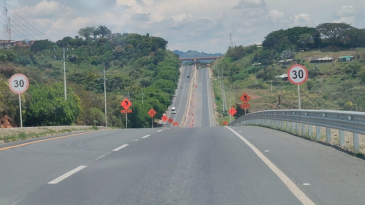 Cauca: Panorama desolador en la vía Panamericana Jamundí-Popayán luego del atentado terrorista en Cajibio que dejó hasta el momento 14 muertos. José L Guzmán