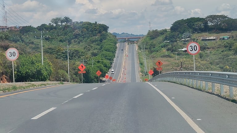 Cauca: Panorama desolador en la vía Panamericana Jamundí-Popayán luego del atentado terrorista en Cajibio que dejó hasta el momento 14 muertos. José L Guzmán
