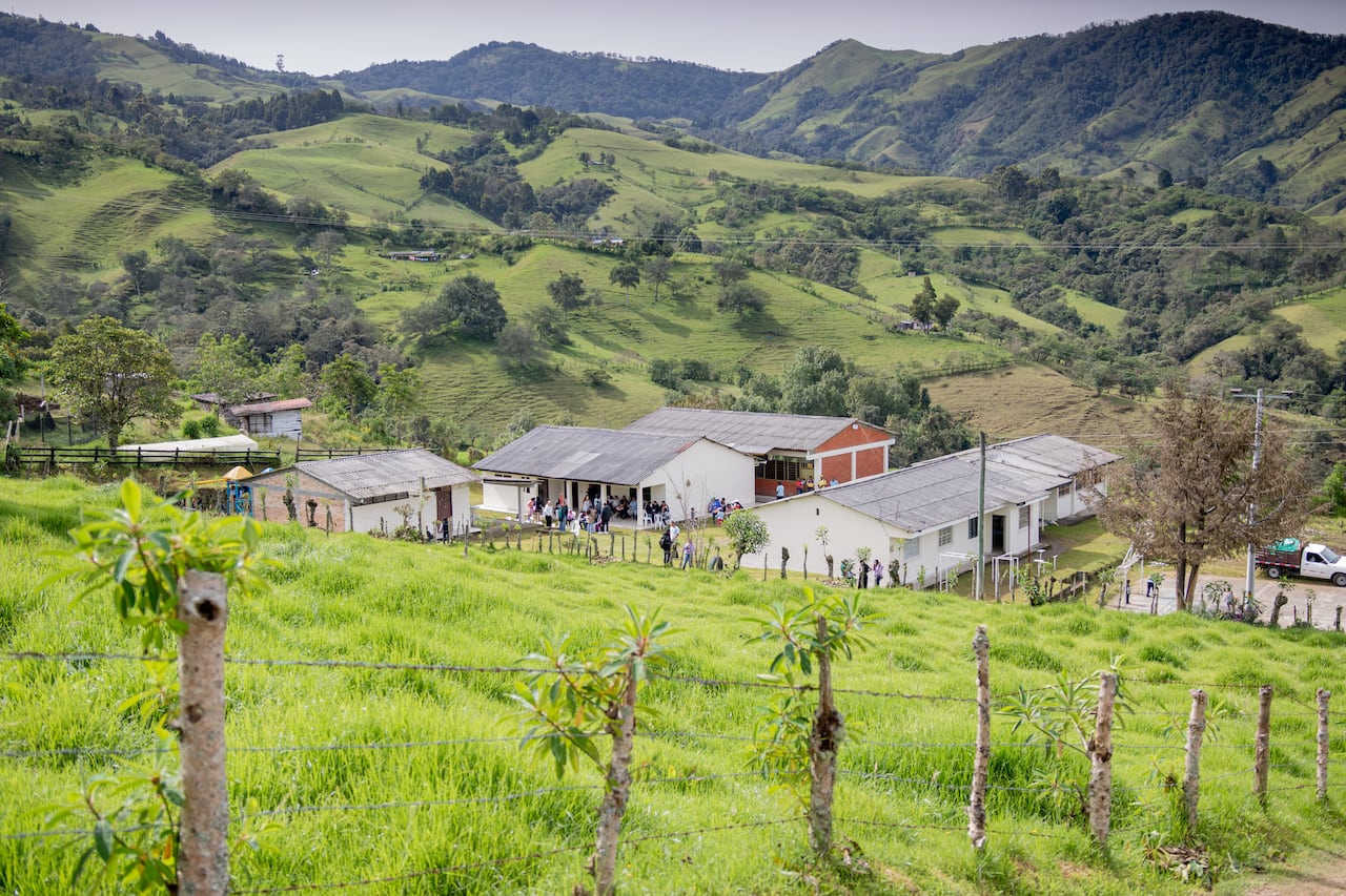 La actividad social incluyó la entrega de útiles escolares y materiales pedagógicos para estudiantes de la Institución Educativa Santa Elena La Cabrera y sus sedes rurales, buscando impactar a las comunidades campesinas.