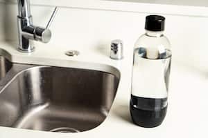 En medio de la crisis hídrica que enfrenta Bogotá, surge un método ingenioso para conservar agua en los hogares.