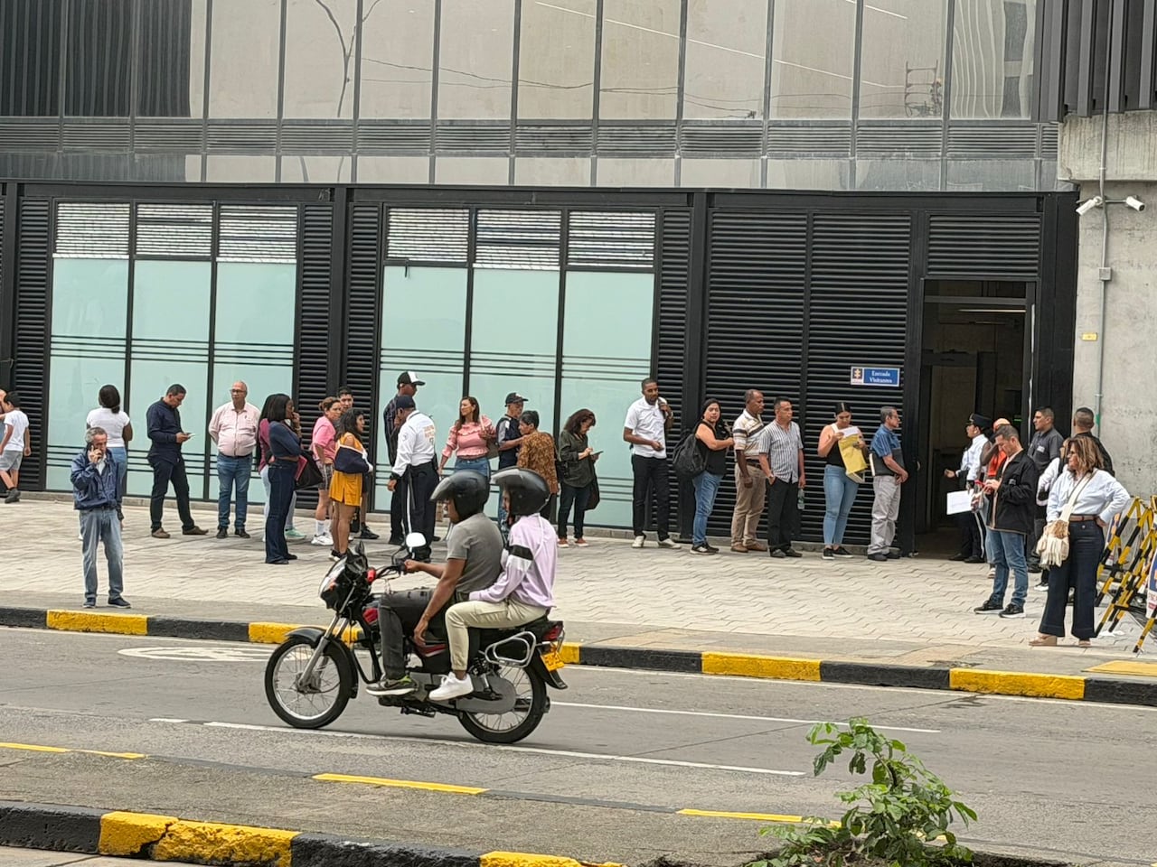 Usuarios hacen extensas filas para ingresar al nuevo edificio de la Fiscalía en Cali.