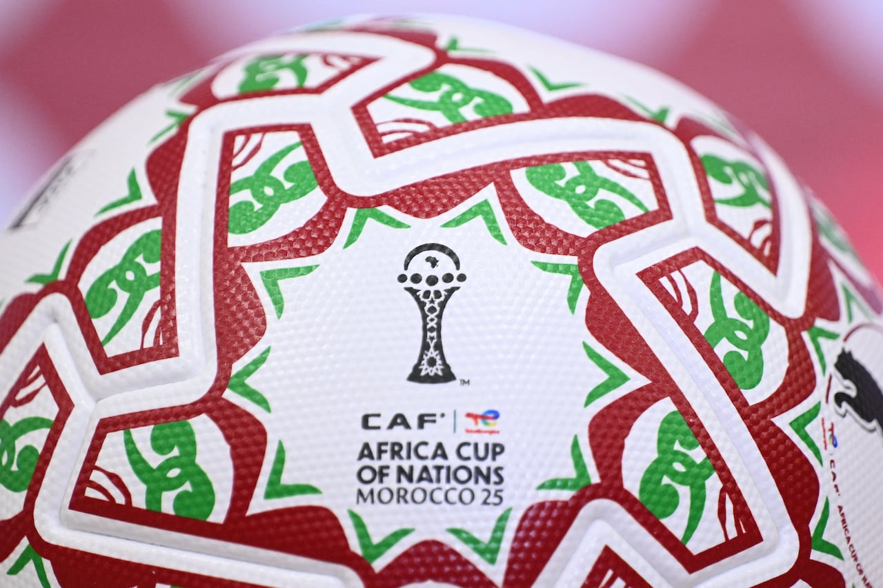 El balón oficial aparece en la foto durante una conferencia de prensa en el estadio Príncipe Moulay Abdellah en Rabat, Marruecos, el 20 de diciembre de 2025, antes del inicio del torneo de fútbol de la Copa Africana de Naciones (CAN). (Foto de SEBASTIEN BOZÓN / AFP)