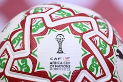 El balón oficial aparece en la foto durante una conferencia de prensa en el estadio Príncipe Moulay Abdellah en Rabat, Marruecos, el 20 de diciembre de 2025, antes del inicio del torneo de fútbol de la Copa Africana de Naciones (CAN). (Foto de SEBASTIEN BOZÓN / AFP)
