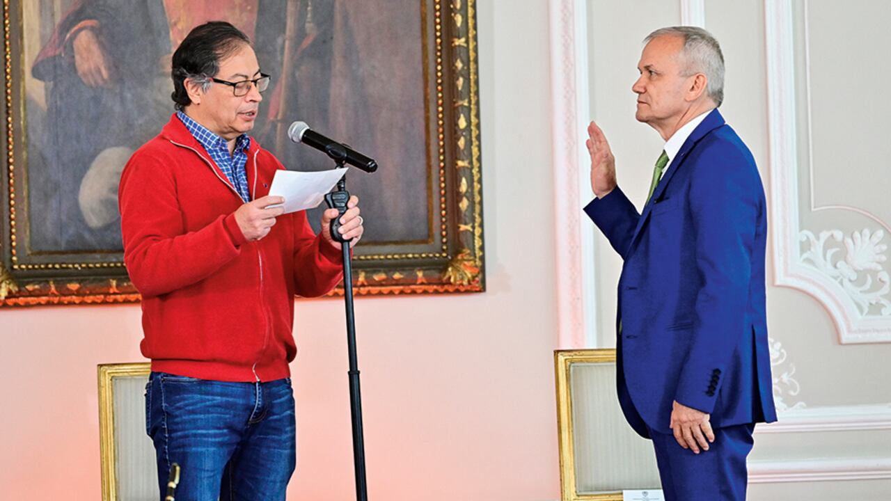 Carlos Ramón González dejó la copresidencia de la Alianza Verde para acompañar a Petro en el Gobierno. Hoy está en la mira de la justicia.