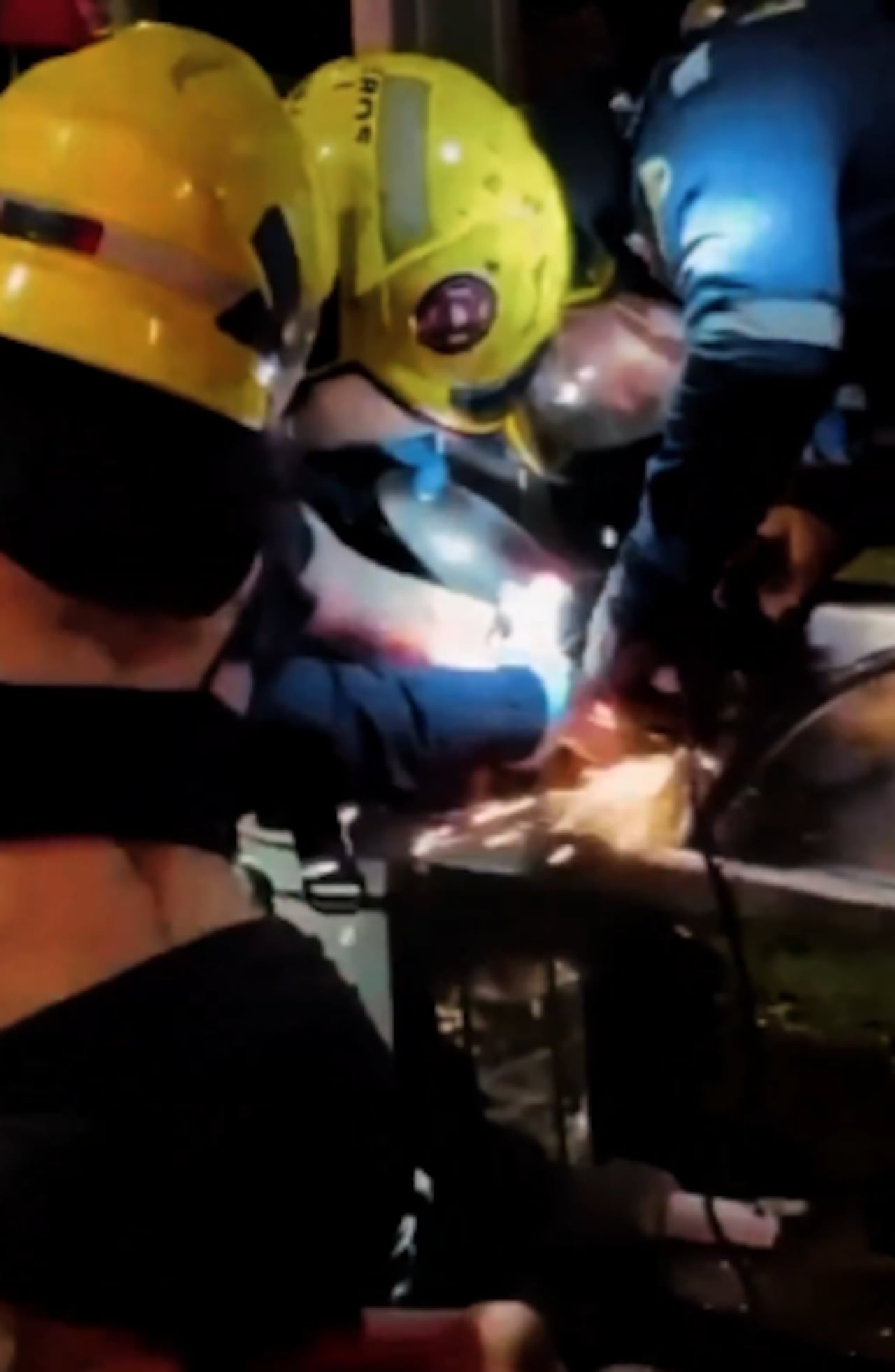 Los bomberos utilizaron herramientas para cortar la banca.