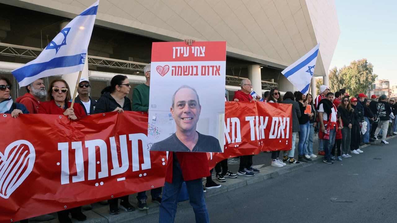 Los seguidores del club Hapoel Tel Aviv y los aficionados al fútbol en general participaron de la ceremonia pública conmemorativa en honor del difunto rehén israelí Tsachi Idan.