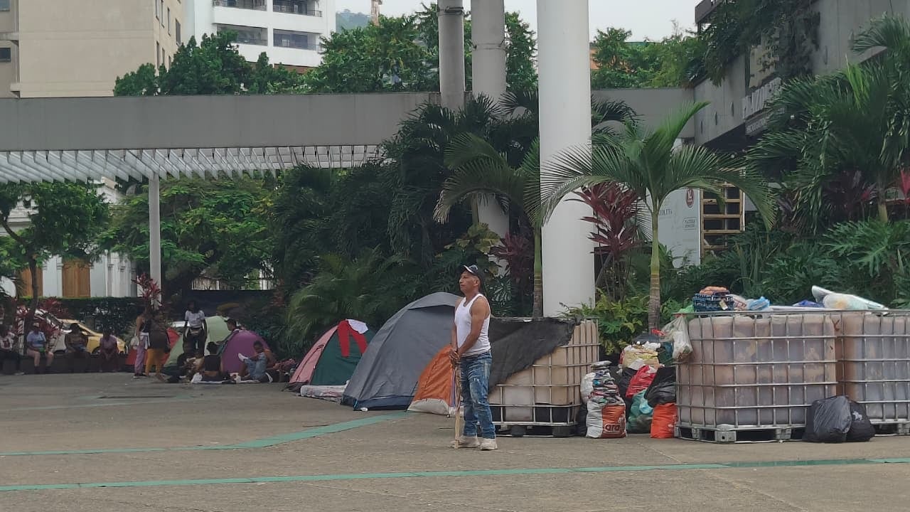 Los protestantes incluso instalaron algunas carpas en la Plazoleta de Jairo Varela.
