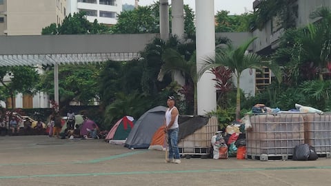 Los protestantes incluso instalaron algunas carpas en la Plazoleta de Jairo Varela.