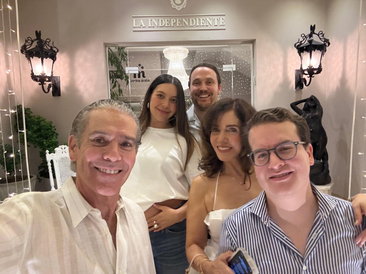 La familia: Marisa en el centro, al lado derecho, detrás su hijo Fernie, y atrás de ella su hija, María Isabel. En frente, al lado izquierdo, Fernando, su esposo, y de último, su yerno.