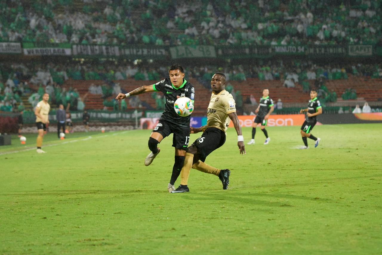 Nicolas Rodríguez, de Atlético Nacional, domina el balón en un partido de la Liga Colombiana.