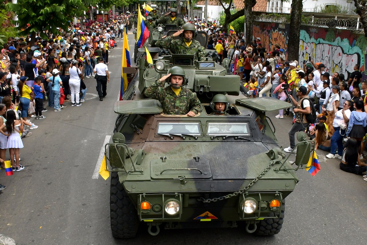 Este domingo 20 de julio, cientos de caleños llegaron hasta la tradicional Avenida Sexta, en el norte de Cali, para acompañar el desfile militar y policial con el que se conmemoraron los 215 años de la Independencia de Colombia, El desfile comenzó en la Plazoleta Jairo Varela y terminó en el CAI de Chipichape, en el norte de la ciudad y se convirtió en un acto lleno de civismo, orgullo patrio y reconocimiento a la labor de la Fuerza Pública. Fotos Raúl Palacios / El País.