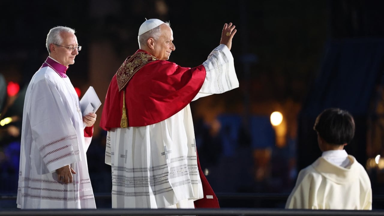 El papa León XIV bendijo la noche del miércoles por la noche la torre más alta de famosa basílica de la Sagrada Familia de Barcelona.