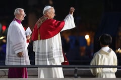 El papa León XIV bendijo la noche del miércoles por la noche la torre más alta de famosa basílica de la Sagrada Familia de Barcelona.