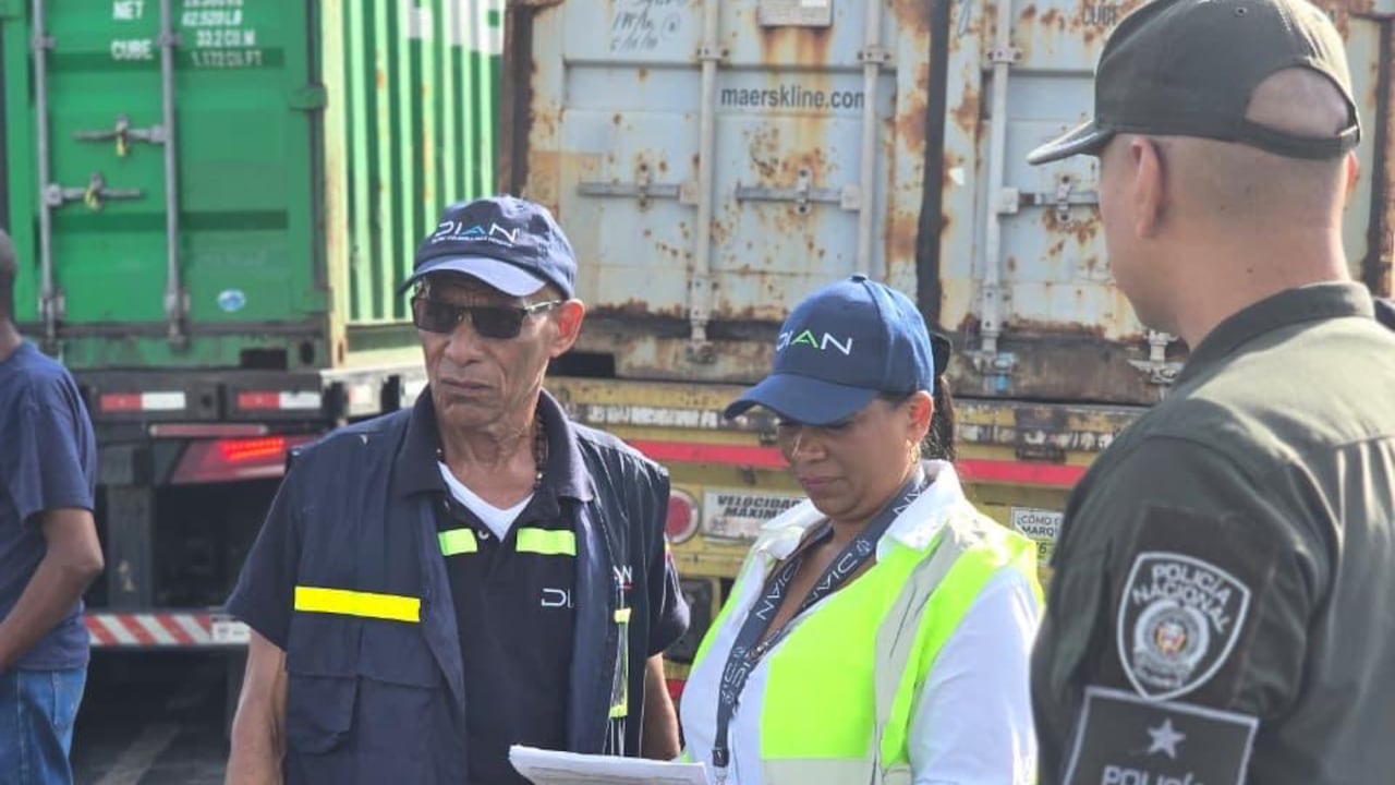 Funcionarios de la DIAN adelantando labores de reconocimiento físico de contenedores en las instalaciones del puerto de Buenaventura.
