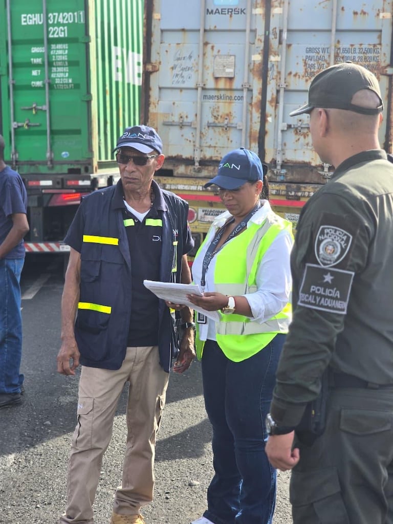 Funcionarios de la DIAN adelantando labores de reconocimiento físico de contenedores en las instalaciones del puerto de Buenaventura.