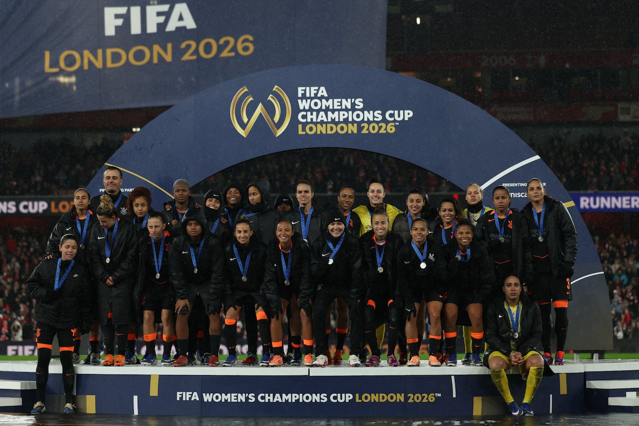 Las jugadoras del Corinthians posan con sus medallas de subcampeonato en la entrega de medallas tras la final de la Copa de Campeones Femenina de la FIFA entre el Arsenal y el Corinthians en el Emirates Stadium de Londres el 1 de febrero de 2026. El Arsenal ganó el partido por 3-2 en la prórroga. (Foto de Adrian Dennis / AFP)