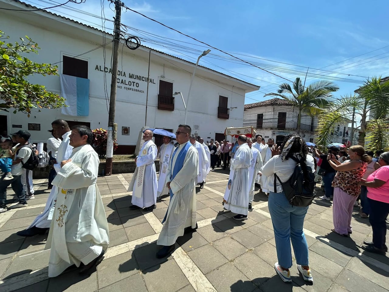 Con cientos y cientos de visitantes de varias regiones del país, se viven las fiestas Patronales de la Niña María de Caloto, las cuales durante muchos años han tenido el 8 de septiembre una fecha especial. Varios sacerdotes de otras poblaciones, alcaldes, diputados, líderes sociales, personas con discapacidad y muchos peregrinos hacen parte de los que llegan a acompañar a los caloteños en esta fecha tan especial.