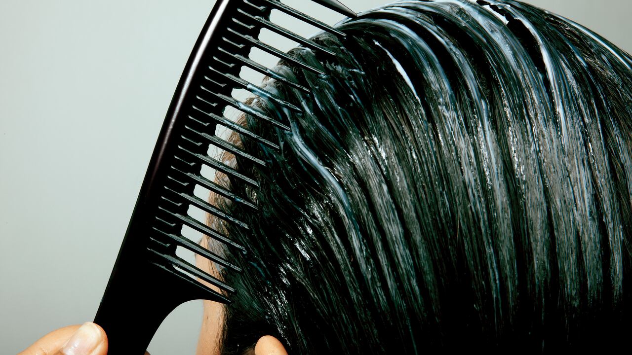 Los consejos de expertos en cuidado del cabello subrayan la importancia de observar las señales que nuestro cabello nos envía y ajustar nuestra rutina de cuidado en consecuencia, evitando tanto la falta como el exceso de hidratación.