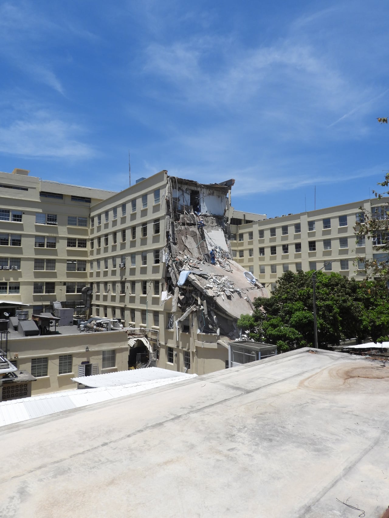 Así se encontraba la estructura colapsada del Hospital Universitario del Valle, durante el terremoto del pasado 10 de agosto. El equipo de rescate vertical de la Cruz Roja ascendió con cuerdas.