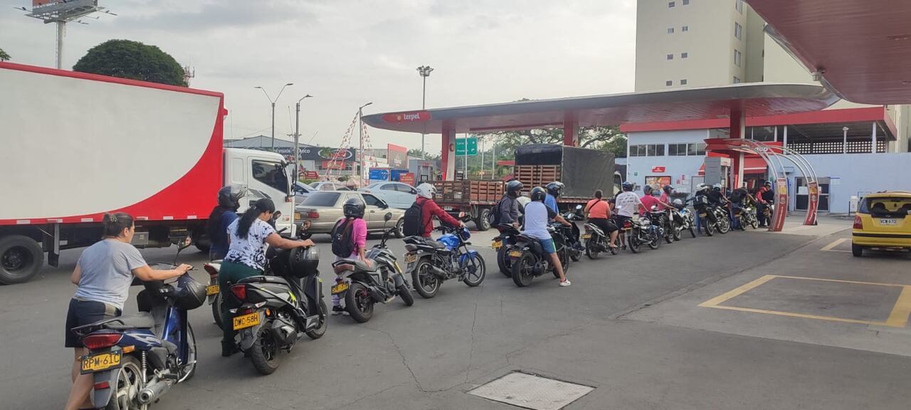 Vehículos hacen fila en las estaciones de gasolina ante posible desabastecimiento por el paro camionero. (Jose Luis Guzmán)