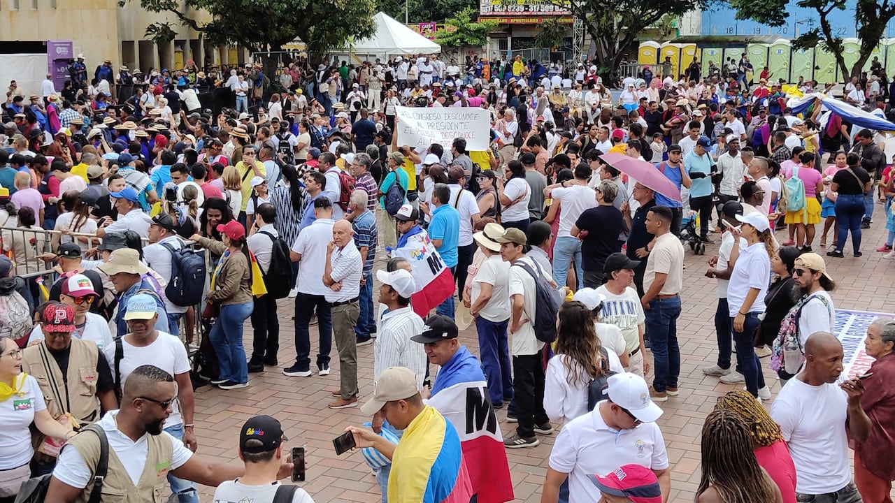 A las 3 de la tarde de este miércoles, los caleños esperaban la presencia del presidente Petro en la concentración de la protesta. Foto: Raúl Palacios / El País