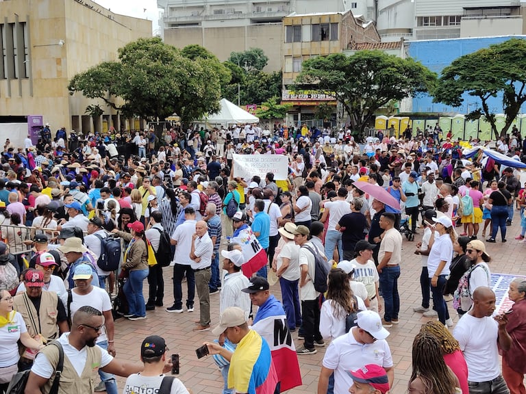 A las 3 de la tarde de este miércoles, los caleños esperaban la presencia del presidente Petro en la concentración de la protesta. Foto: Raúl Palacios / El País