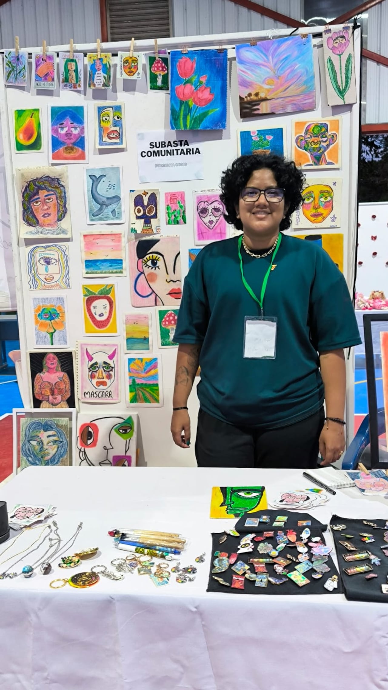 Arte que Cuestiona: Coquito Villa en su stand de Tuluá, mostrando sus pinturas y pines que buscan hacer el arte más accesible para todos.