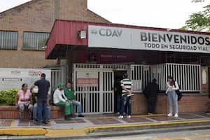 Desde la oficina de licencias del CDAV , Hacen un llamado a la ciudadanía caleña a que se acerquen a renovar las licencias de conducción, Presto que a la fecha solo van 89 mil de las 150 mil que se tenían presupuestadas para el año 2023 y también para que se eviten sanciones en los controles de tránsito por parte de las autoridades.